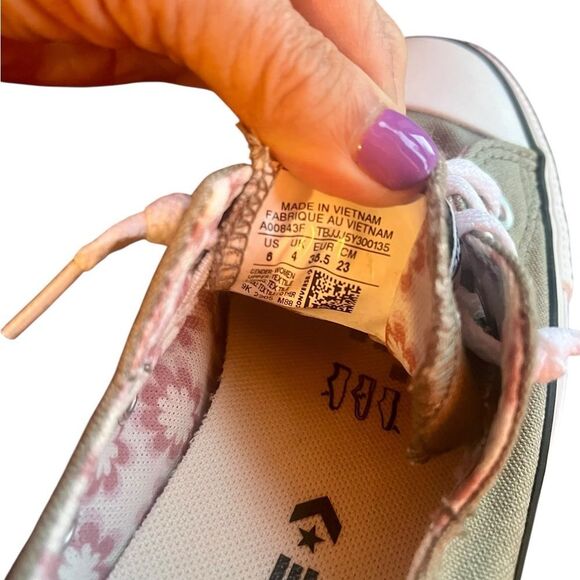 NWT Converse Low Top Shoes - Picture 3 of 5